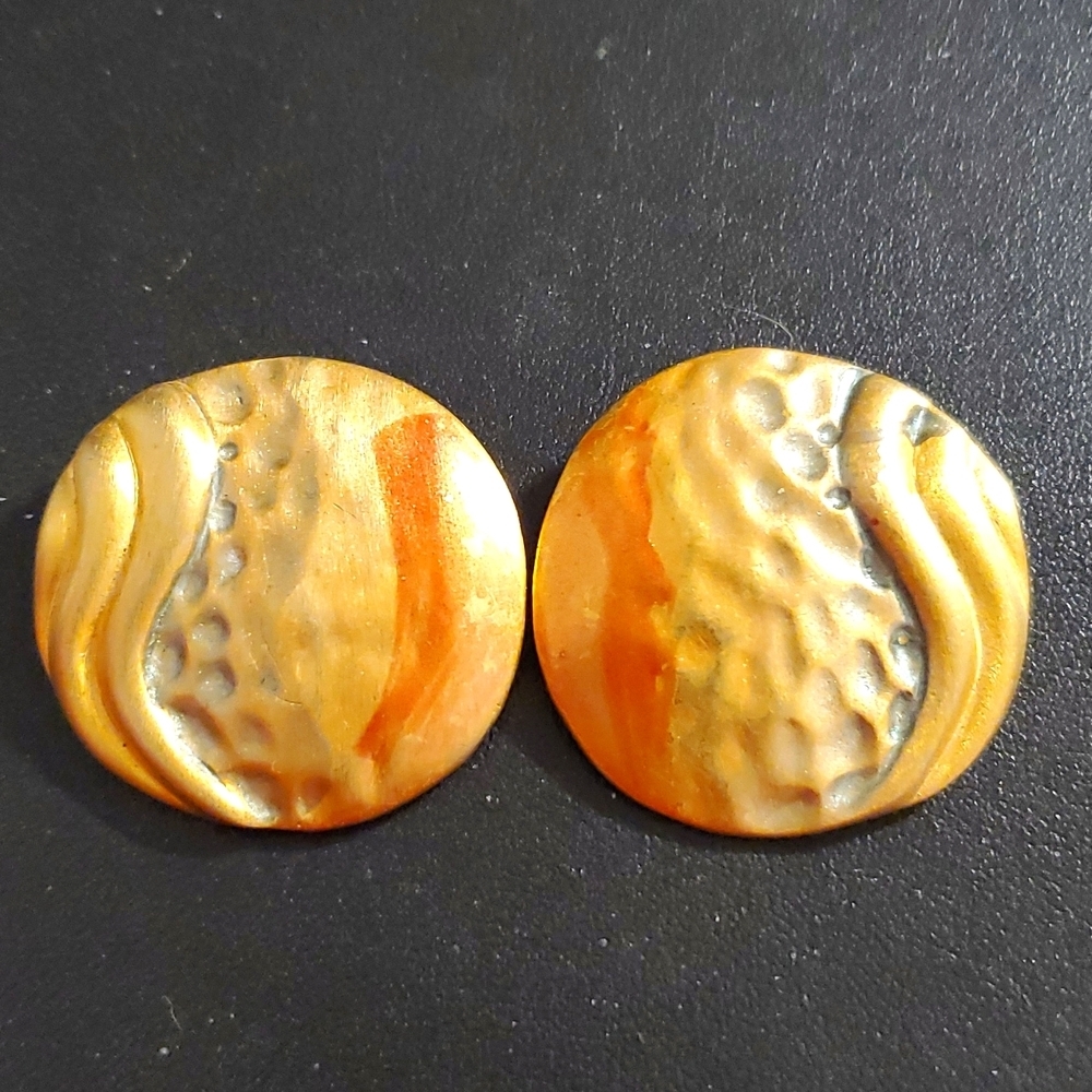 🏝️ Down By the Sea Round Gold Tone, Gray & Pink Metal Clip On Earrings